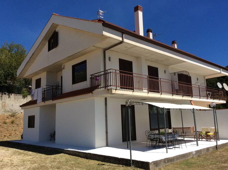L'esterno della villa, con l'ingresso e la mansarda.