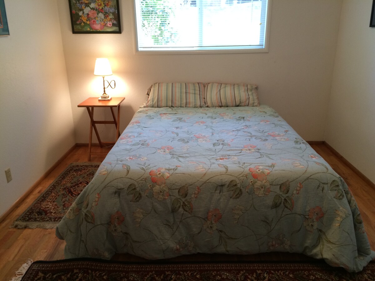 标准双人床，全新凝胶泡沫床垫，位于最大的朝东卧室。