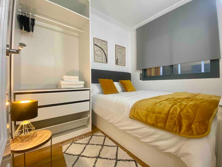 Dhoma e dytë e gjumit - Një dyshe e rehatshme, me një dritare drejt dritës së brendshme, grila të errëta, hapësirë të varur në gardërobë dhe shtroja cilësore. 