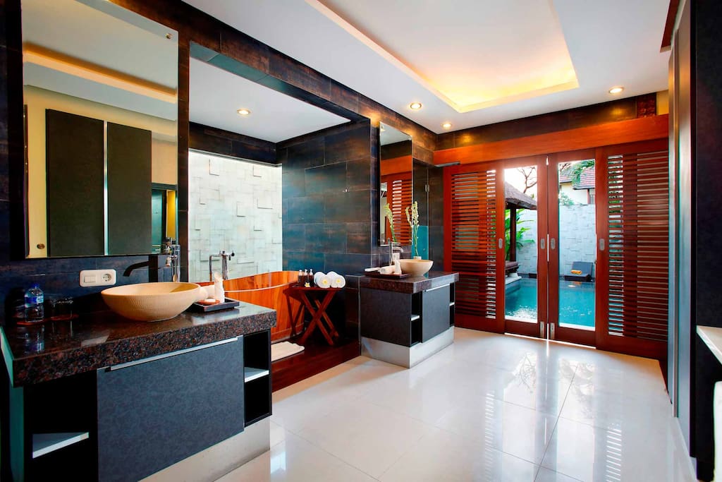 Modern, Gorgeous Bathroom with Beautiful bathtub