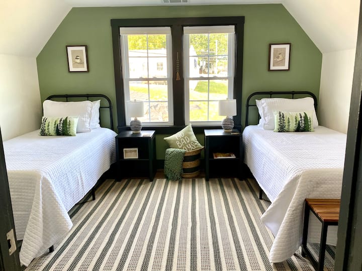 Spálňa s oddelenými posteľami na druhom poschodí