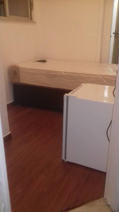 Quarto novo, todo reformado, cama box, frigobar, wi-fi e banheiro privativo. Lindo!