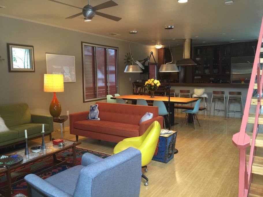 Living room with dining table : seats 10!