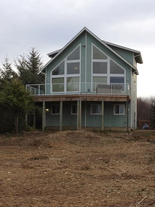 Enjoy the ocean from the deck. Hot tub NOT in operation.