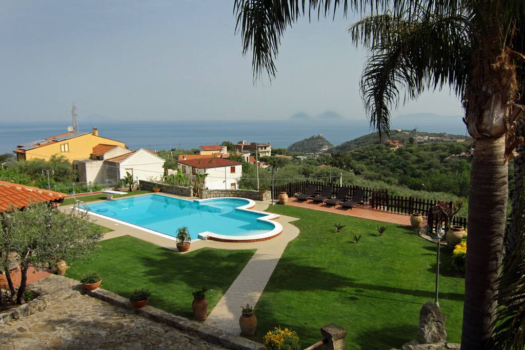 giardino vista piscina e Isole Eolie