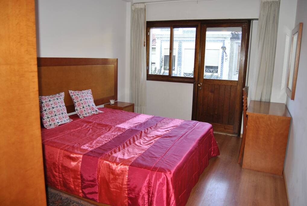 Dormitorio con balcon