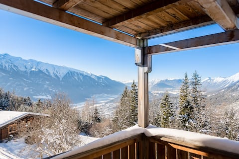 Panoramic apartment with balcony & mountain view 2