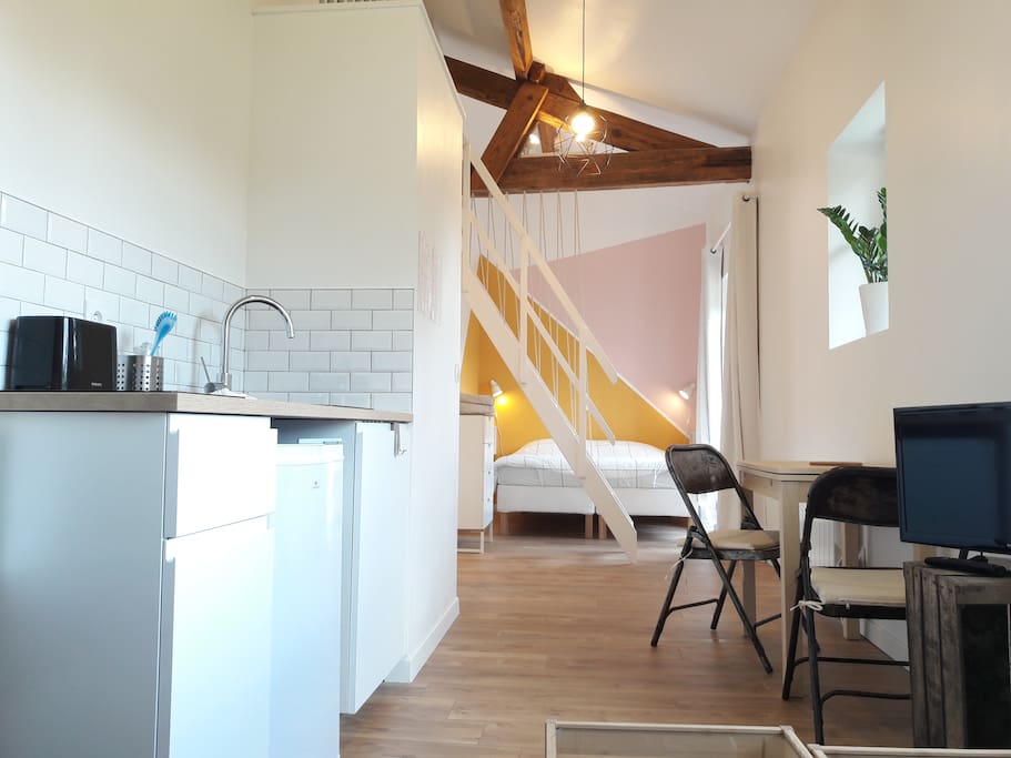 Loft entièrement équipé, kitchenette, salon et lit double ferme 160x200 + 1 lit simple et 1 lit bébé sur la mezzanine