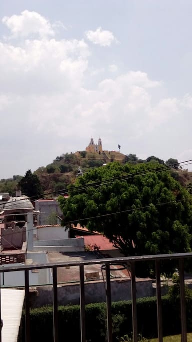 Vista de la pirámide junto con la iglesia de la virgen de los remedios