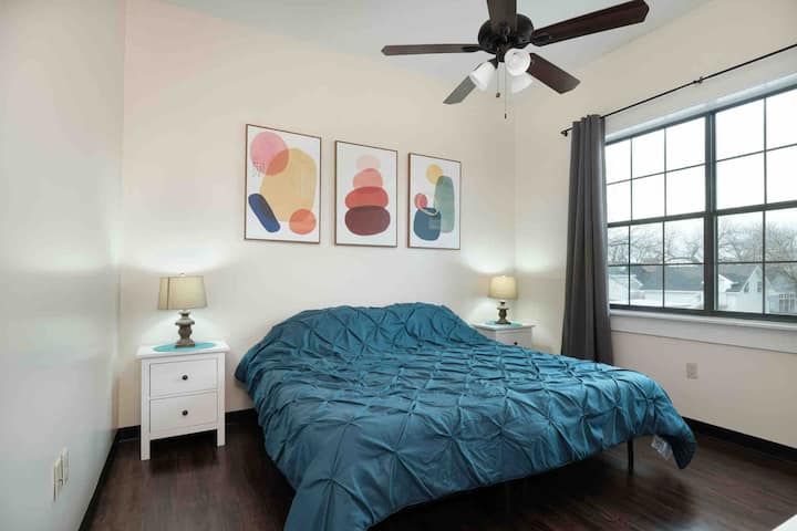 Schlafzimmer #2: Kingsize-Bett mit luxuriöser Bettwäsche, Verdunkelungsvorhängen, Kommode und Kleiderschrank mit viel Platz. Das Bett kann auf Anfrage in zwei Einzelbetten umgewandelt werden. Badezimmer direkt vor dem Schlafzimmer.