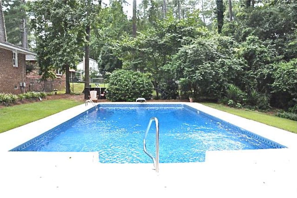 Large pool! Dive in!