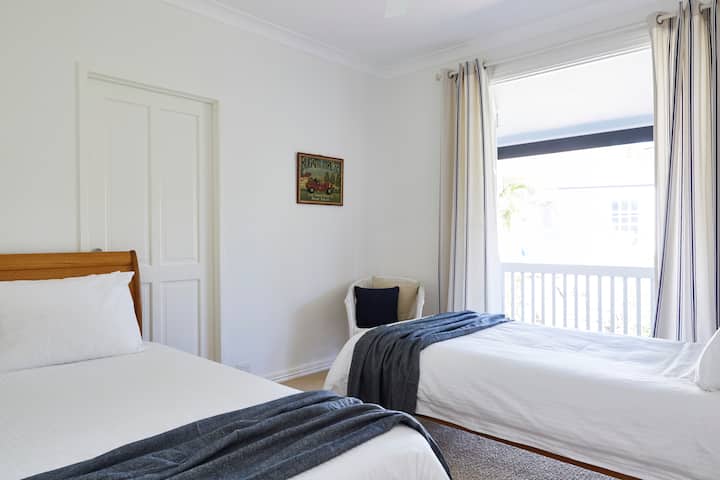 2 سرير فردي كبير مع أسرّة متحركة أسفلها يمكن إعدادها في المنزل.