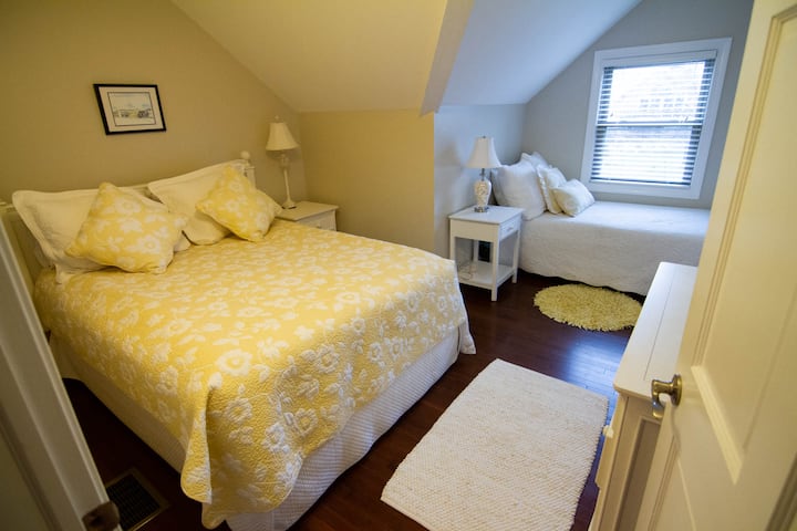 למעלה, חדר 3 קווין + מיטות יחיד.