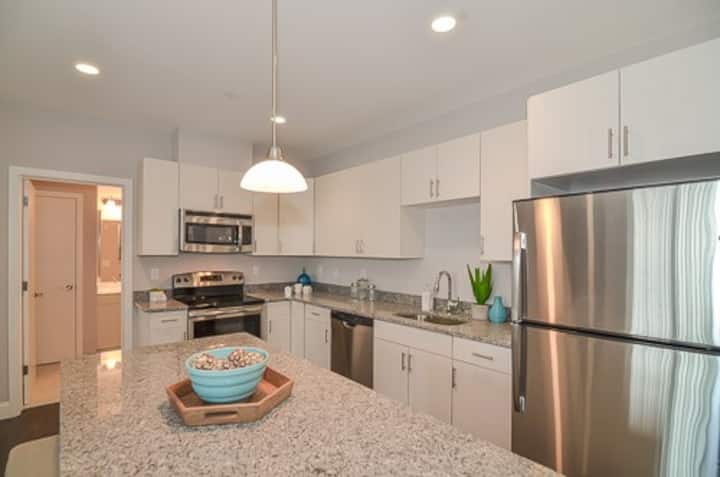 2bed/2bath Apt at Waltham Landing. Middle Unit