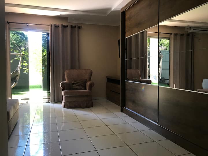 ห้องสวีท 04 ขนาดใหญ่และมีอากาศ 18,000 Btus โซฟาและห้องน้ำ