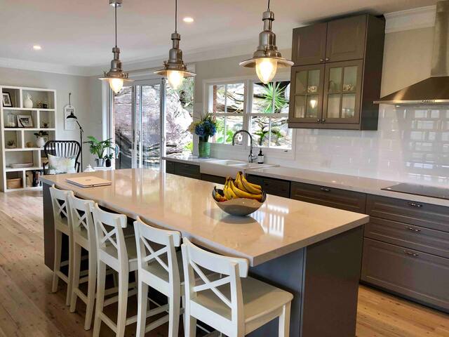 Bush Wonderland, minutes drive to the beach! gallery image 4