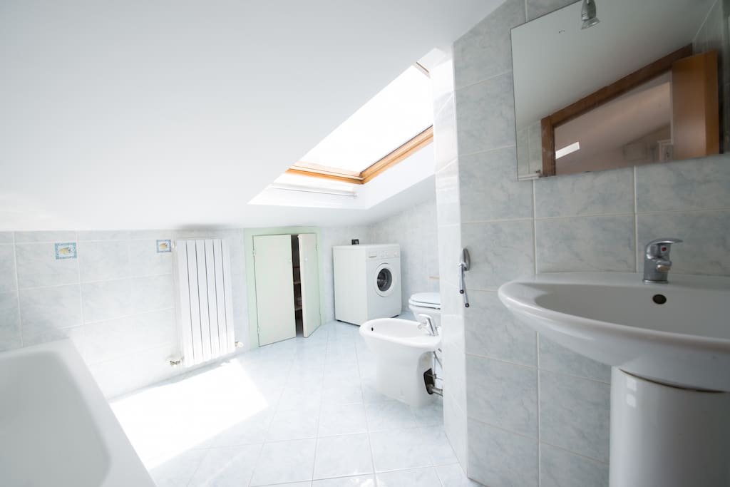 bagno mansardato con grande velux, vasca, ampio ripostiglio