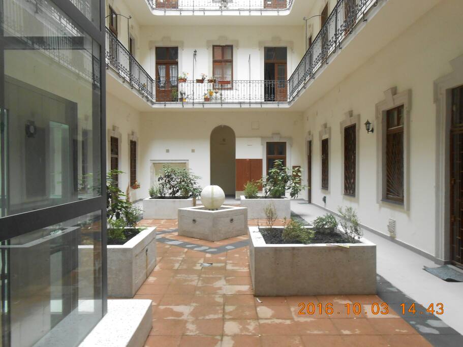 belső udvar szökőkúttal-inner
courtyard with fountain
