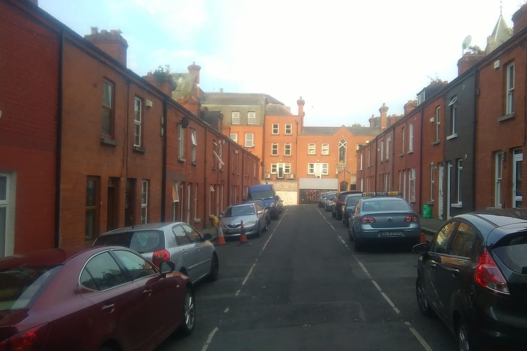 Such a quiet street! But bang in the centre.
