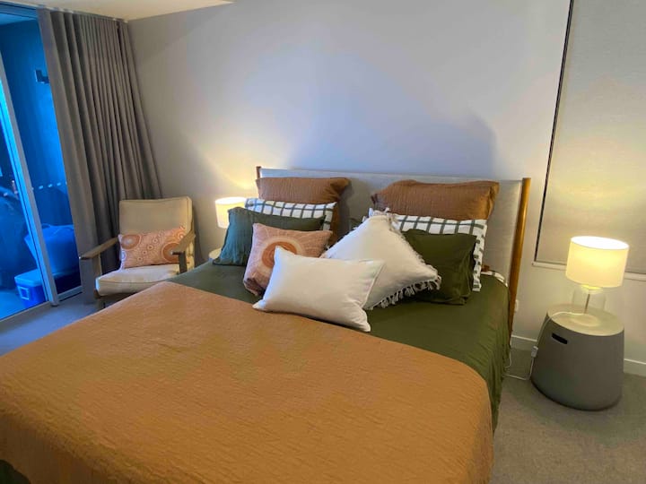 Détendez-vous dans le lit King Size tout en écoutant l'océan. Accès direct à la véranda avant 