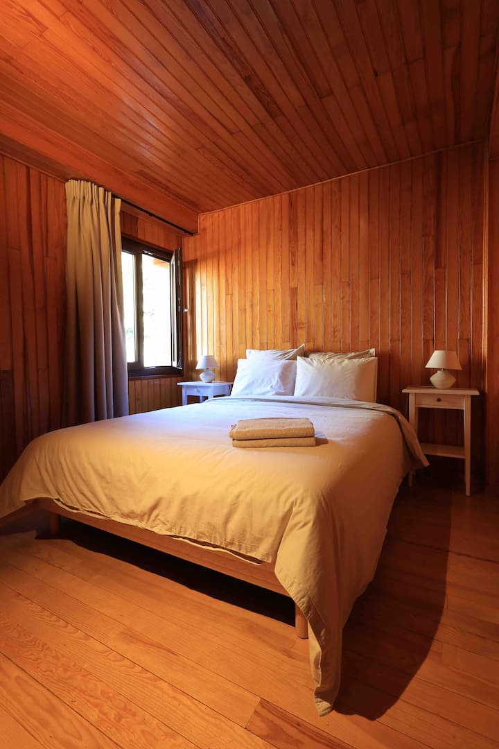 Nivel 2: La habitación 4 con cama doble de 160x200cm. 
La habitación más pequeña de la cabaña, arriba al fondo del pasillo, al lado del baño. 