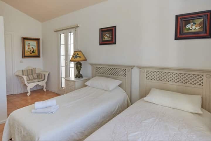 Поглед кон 2 двокреветни соби на горниот кат со сопствен апартман.