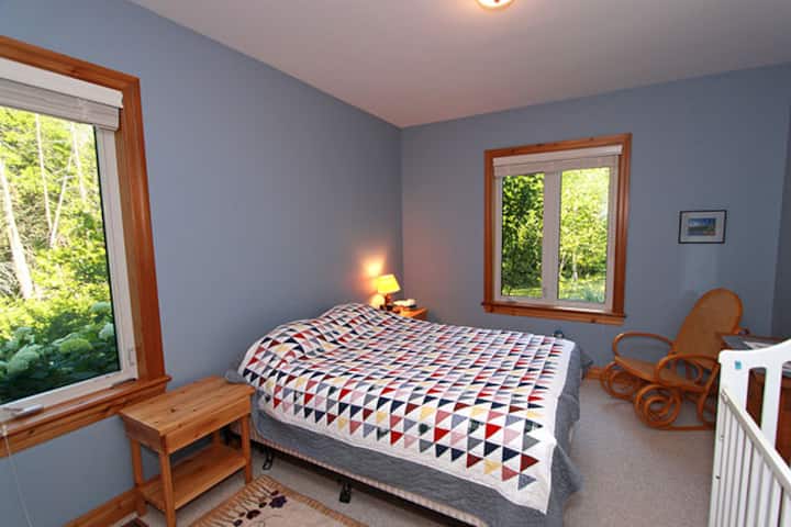 Priestranná spálňa na hlavnom poschodí