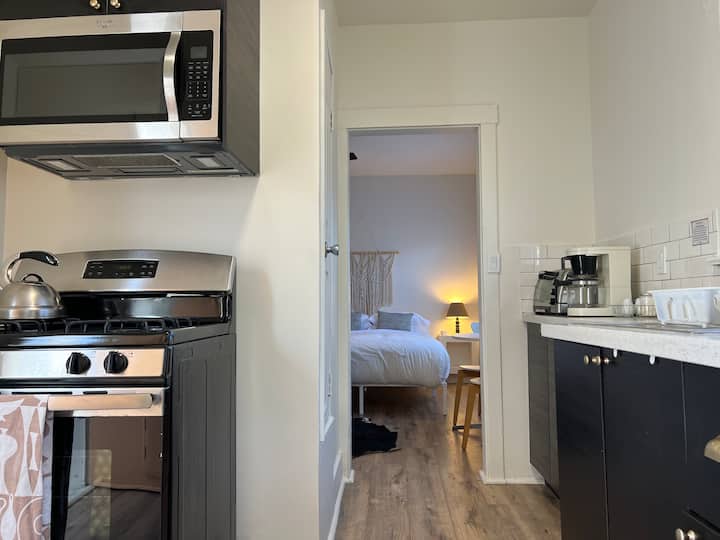 Airy Minimalist Cozy Studio - Berkeley, CA