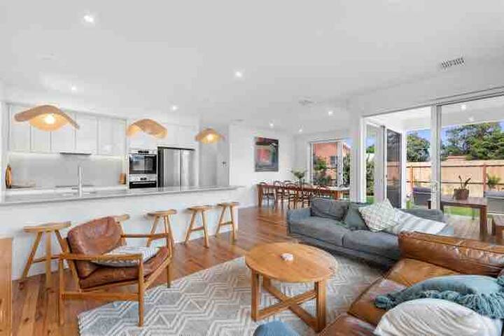 Narrows Rest- Beach over the road gallery image 5