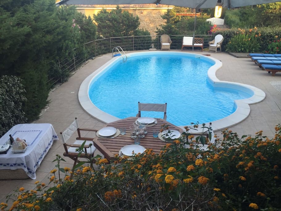 La piscina vista dalla veranda