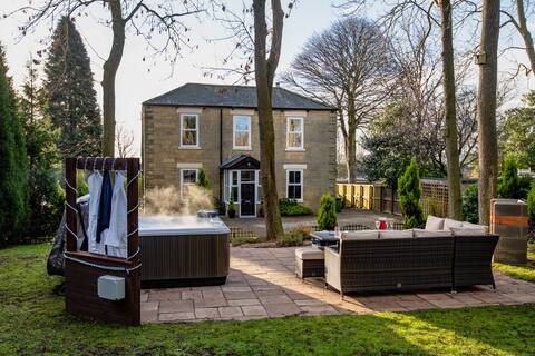 Newcastle & Durham 15 mins.  Hot Tub Haven for 10