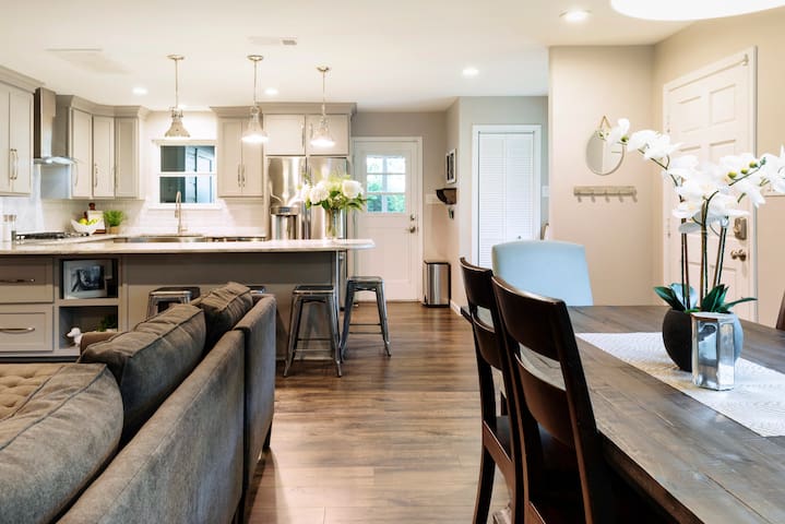 Ideal location for UT Football & great food!