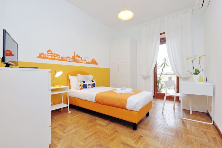 HABITACIÓN NARANJA INDIVIDUAL (PUEDE CONVERTIRSE EN DOBLE)