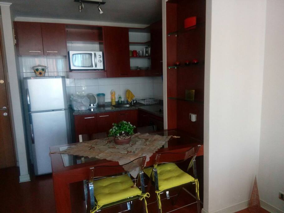 Cocina y living con todo equipado