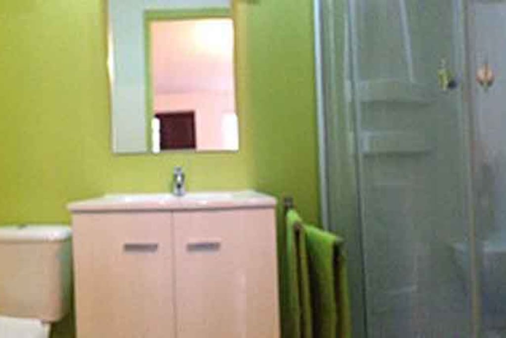 Salle de bain, lavabo sur meuble, WC