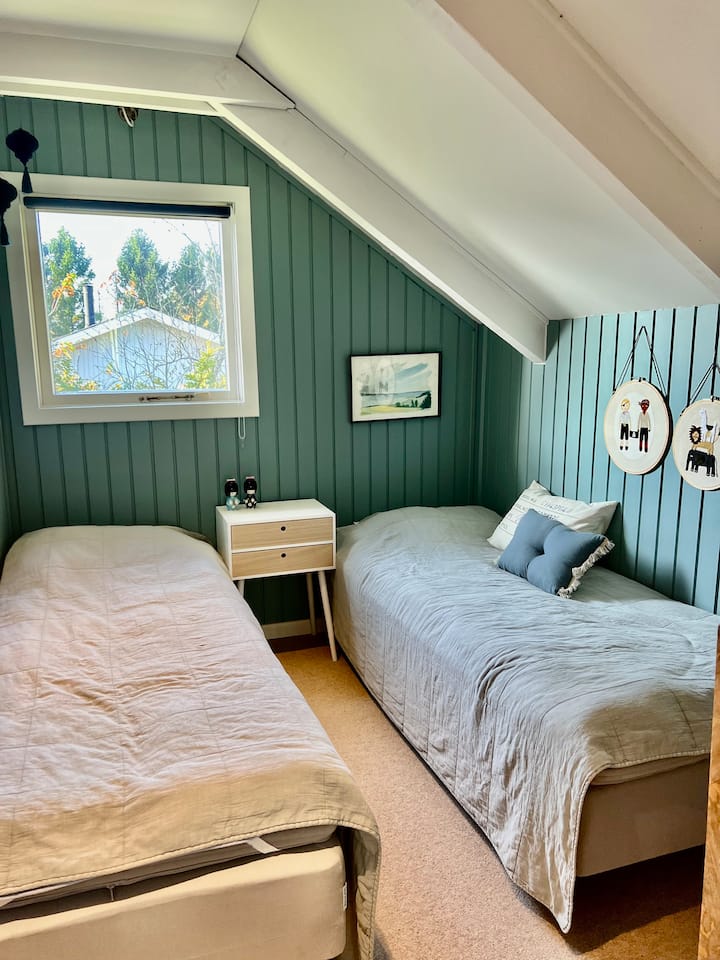 Chumba chenye magodoro mawili ya sanduku 