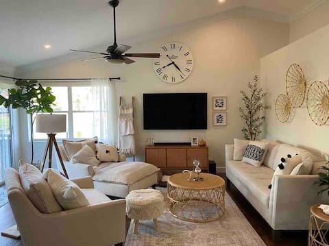 Cheerful 3 Bedroom Lakeview Home
