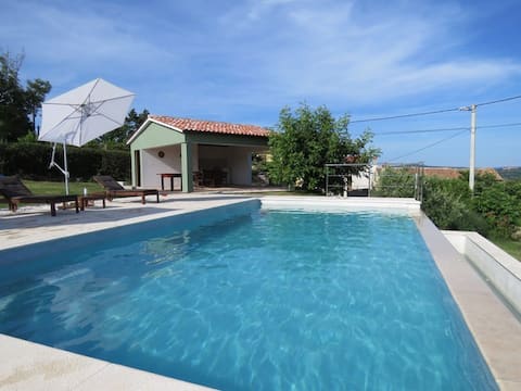 House Tireli with swimming pool and garden