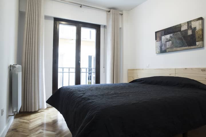 ოთახი 1 (დიდი მზიანი ფანჯრით ქუჩისკენ)

ოთახი 1: შეგიძლიათ აირჩიოთ ერთი საოცნებო საწოლი (180×200 სმ), როგორც ამ სურათზეა ნაჩვენები, ან ორი ერთადგილიანი საწოლი (90×200 სმ), როგორც მომდევნო სურათებზეა ნაჩვენები

*ძალიან კომფორტული ვისკოზური მატლები*
