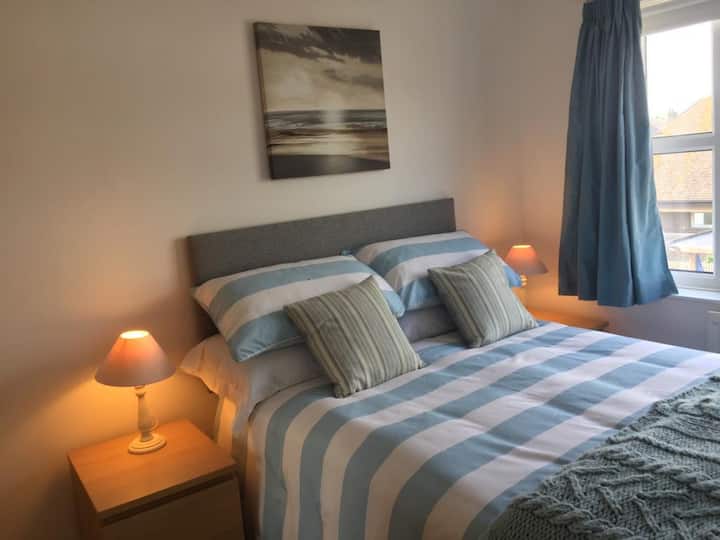 Dormitorio 2 con cama doble y armarios empotrados.