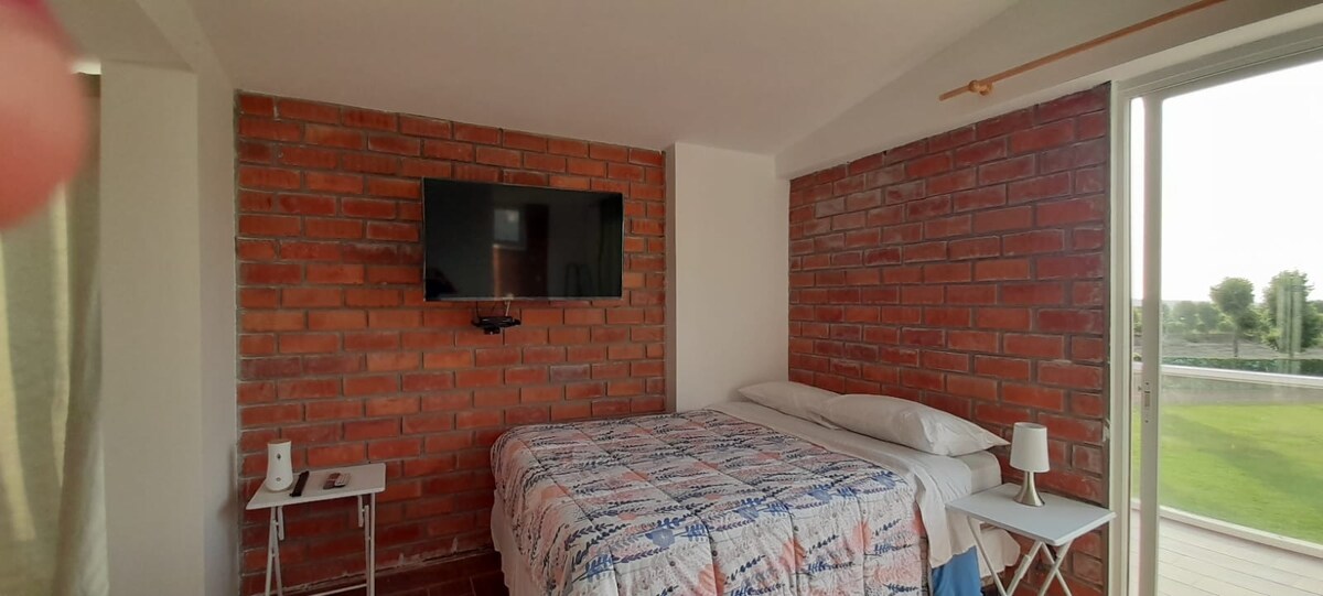 KATI I DYTË: Suita, përfshin 1 krevat dopio "queen" dhe 1 krevat për 2 persona, dollap për ecje dhe banjë me hapësirë të bollshme me 2 lavatriçe.

 Dhoma ka një televizor me sinjal kabllor të televizorit të drejtpërdrejtë dhe ballkone të lezetshme në të dy anët për të shijuar pamjen.