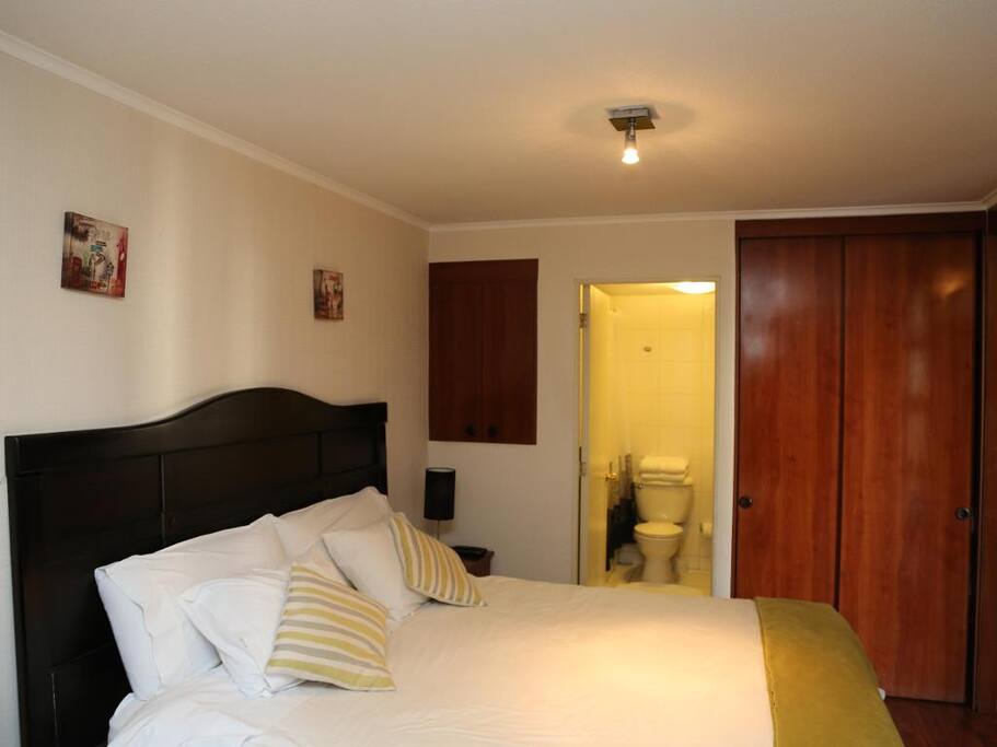 Dormitorio con cama King