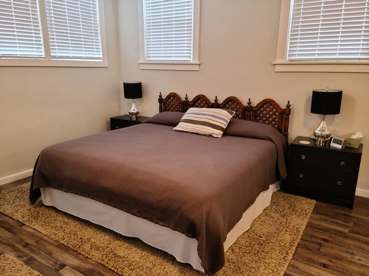 Lit king size confortable et deux tables de nuit avec tiroirs profonds et deux lampes