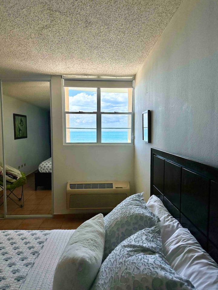 Mwonekano wa bahari kutoka kwenye chumba cha kulala cha msingi.