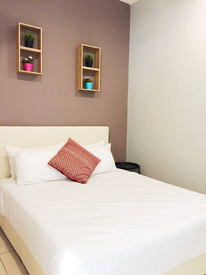 Camera2 con 1 letto matrimoniale
Open concept design moderno 
(con tenda tenda per dormire, senza porta)