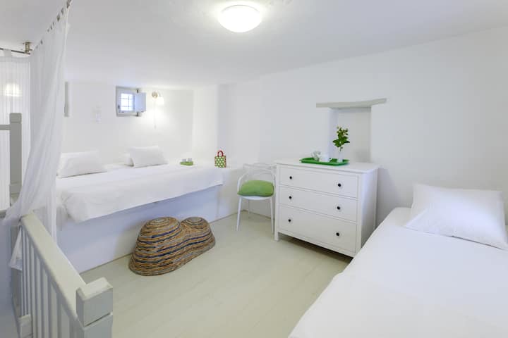 חדר שינה מס '2 בלופט עם מיטת יחיד אחת ומיטה זוגית אחת (ניתן להפריד בין מיטה זוגית)