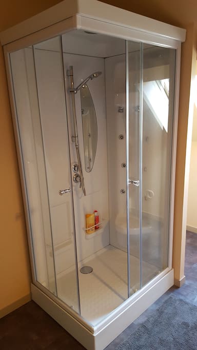 une salle de bain refaite à neuf avec cabine de douche multijets