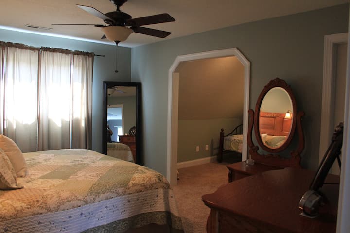 Im Obergeschoss - Schlafzimmer 3 mit Kingsize-Bett, Kommode und Schminkwaschbecken, privater Ecke mit zwei Einzelbetten, begehbarem Kleiderschrank und Wanne/Dusche.