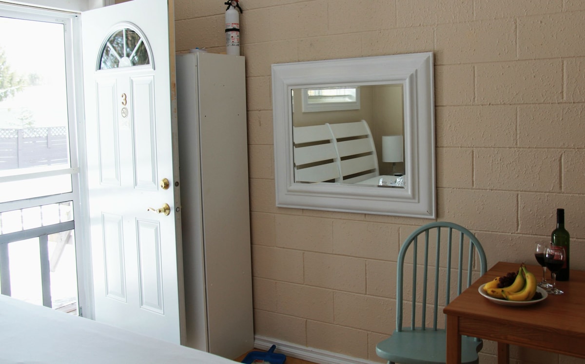 ทางเข้าเคบินวิวโต๊ะทานข้าว