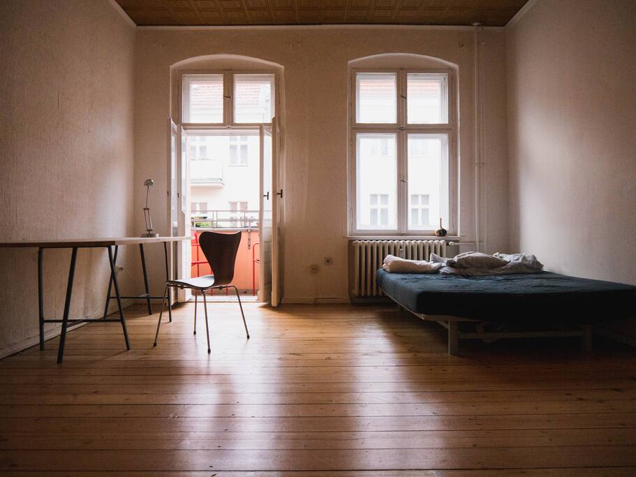 Blick von der Tür in das Zimmer